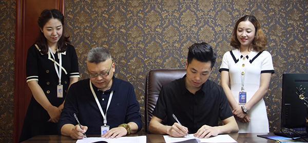 加拿大白求恩學(xué)校留學(xué)負責人與路校長(cháng)在漫路學(xué)校進(jìn)行揭牌儀式